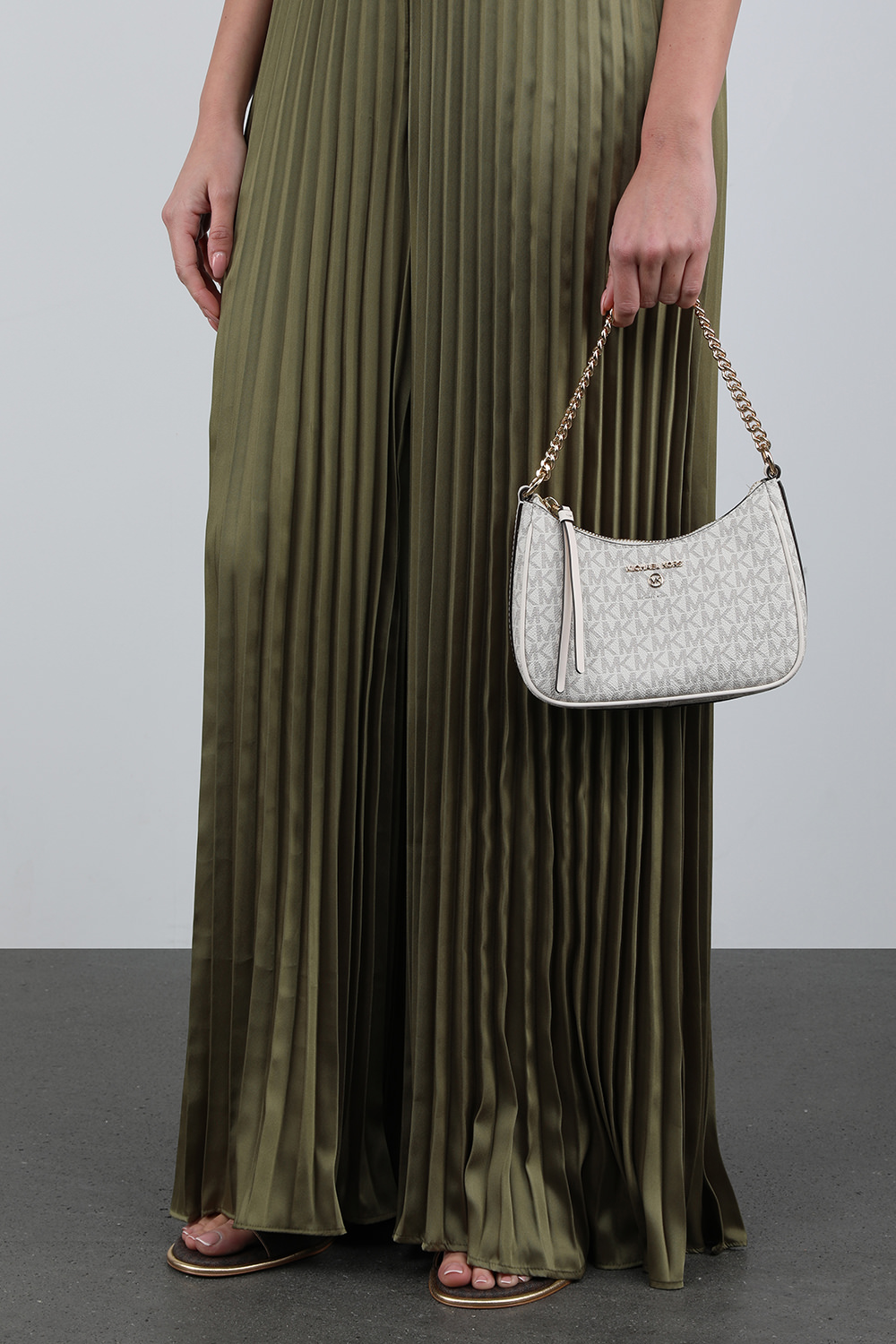 תמונת כל הלוק של תיק כתף מונוגרמי בגוון לבן עם רצועת שרשרת